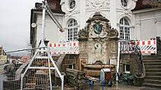 Vorm Luitpoldbau, der Vhs und Stadtbücherei beherbergt, wird erneut gebaut.