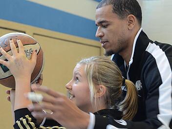 Bewies hohe pädagogische Fähigkeiten: der Würzburger Basketball-Profi Alex King. Fotos: Jürgen Schmitt