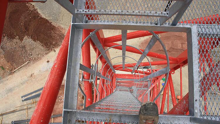 143 schmale Leitersprossen führen hinauf zur Gondel des Kranes. Foto: Ralf Ruppert