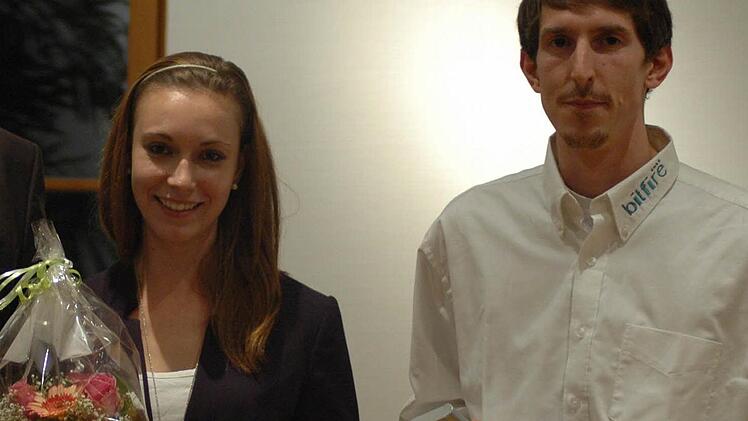 Für besondere Leistungen in der Ausbildung wurden Isabell Kirchner und Frank Annon geehrt. Foto: Sebastian Schmitt-Mathea