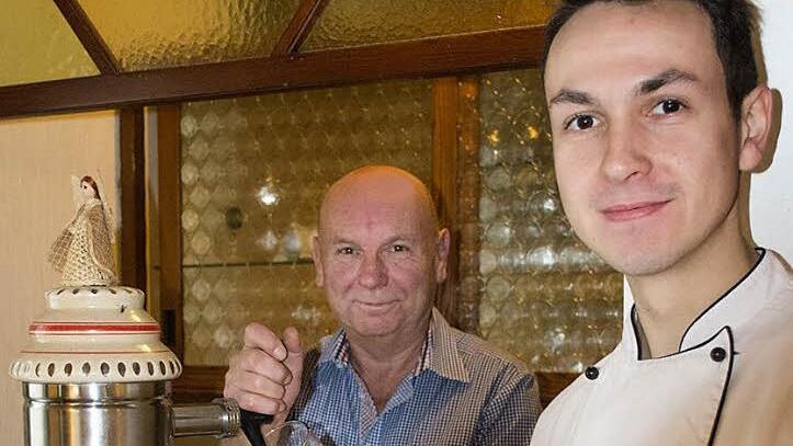 Nach 30-jähriger Tätigkeit als Wirt tritt Fritz Räther zum Jahreswechsel in den Hintergrund. Sein Neffe Oliver Sesselmann hat dann in der Oberzettlitzer Traditionsgaststätte das Sagen. Foto: Jürgen Valentin