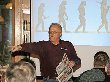 Kreisheimatpfleger Christian Blenk nahm die Besucher des Bürgertreffs "Sternstübla" mit auf eine Reise in die Zeit ab 10 000 vor Christus. Er wird weitere historische Vorträge im Bürgertreff anbieten. Foto: Weinbeer