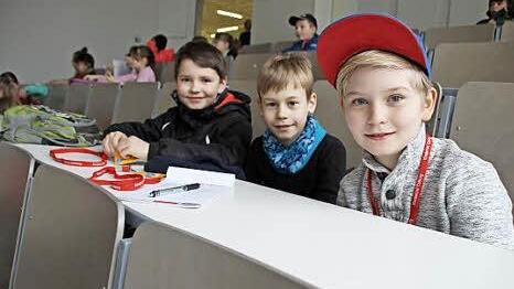 Feinschmecker oder zukünftige Wissenschaftler? Mateuz, Linus und Marvin kennen sich in der Küche jetzt besser aus.
