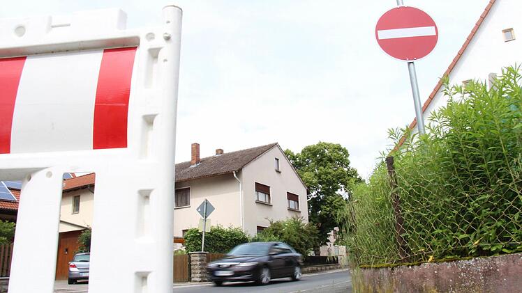 Als Abkürzung beliebt: die Brückenstraße in Gremsdorf.  Foto: C. Bauriedel