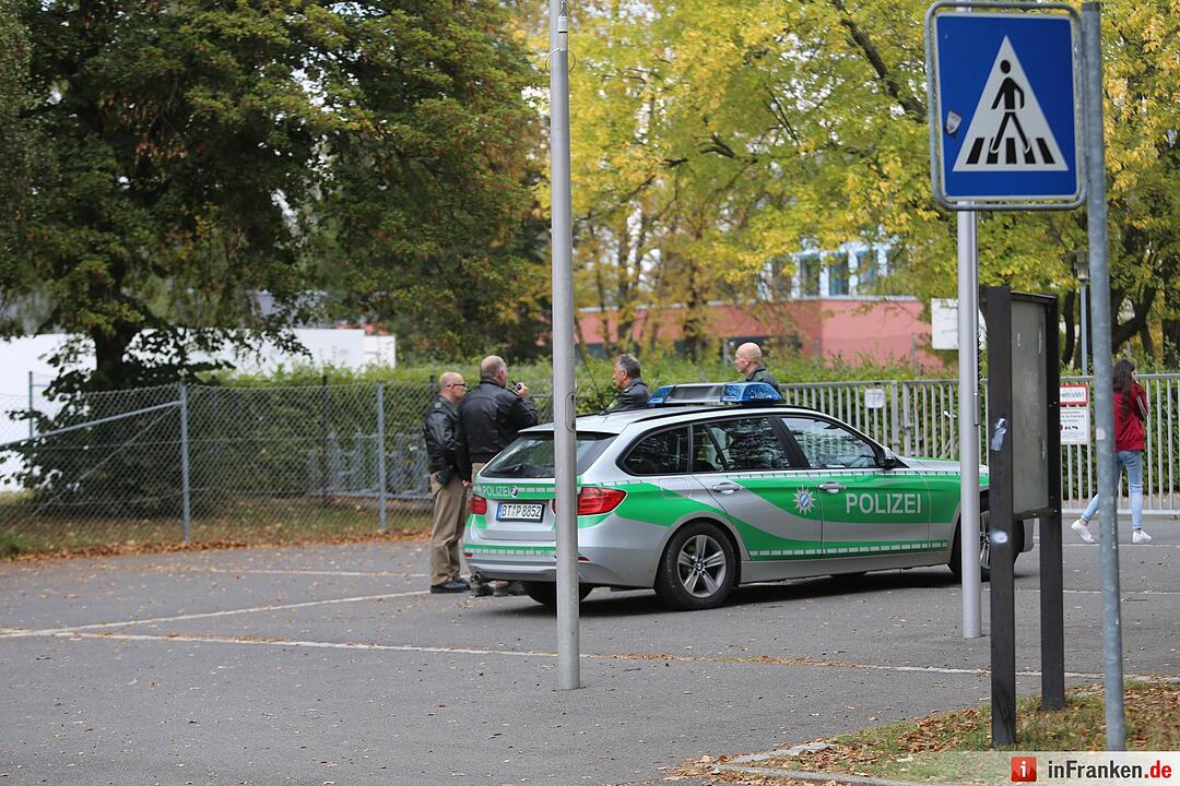 15-Jaehriger Schüler drohte Gewaltverbrechen an - Grosseinsatz der Polizei in Selb - Schule stundenlang abgeriegelt