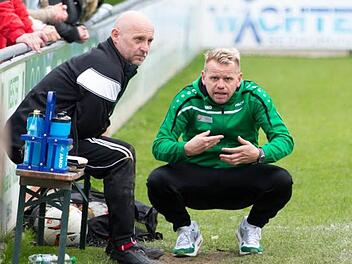 Einst in Diensten des SV Friesen: Trainer Andreas Lang. Am 1. Spieltag der Landesliga Nordost empfängt er mit seiner neuen Mannschaft SV Mitterteich seine alten Kameraden; links SVF-Ersatzkeeper Frank Hopf. Foto: Heinrich Weiß