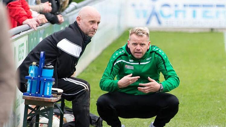 Einst in Diensten des SV Friesen: Trainer Andreas Lang. Am 1. Spieltag der Landesliga Nordost empfängt er mit seiner neuen Mannschaft SV Mitterteich seine alten Kameraden; links SVF-Ersatzkeeper Frank Hopf. Foto: Heinrich Weiß