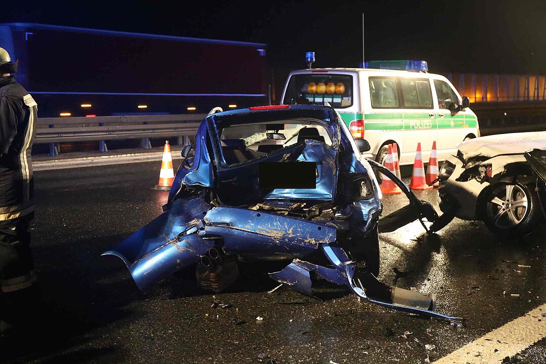 Tödlicher Unfall auf A9: Autos krachen  in Unfallstelle – Mann von Brücke geschleudert