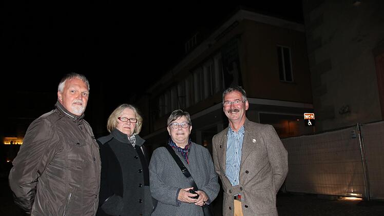 Vertreter der Bürgerinitiative für eine kostengünstigere Lösung warten vor dem Bürgerhaus. Foto: Ralf Ruppert