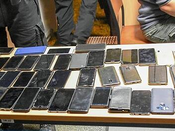 Die Smartphones können bei der Kriminalpolizei abgeholt werden. Foto: Polizei Mittelfranken
