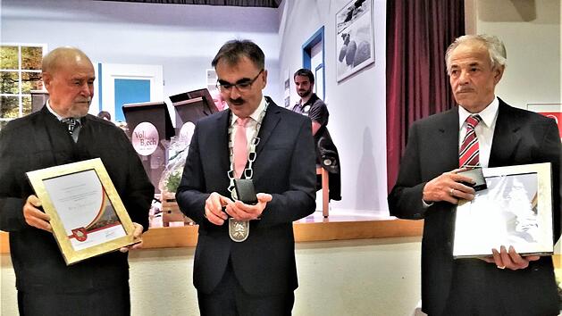 Anton Suckf&uuml;ll (links) und Winfried Schneider (rechts) wurden von B&uuml;rgermeister Harald Hofmann mit B&uuml;rgermedaille und Urkunde ausgezeichnet. Sigismund von Dobsch&uuml;tz