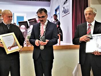 Anton Suckfüll (links) und Winfried Schneider (rechts) wurden von Bürgermeister Harald Hofmann mit Bürgermedaille und Urkunde ausgezeichnet. Sigismund von Dobschütz