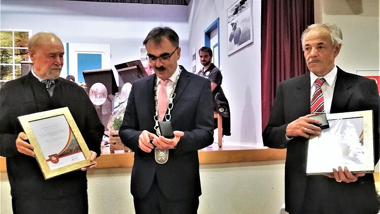 Anton Suckfüll (links) und Winfried Schneider (rechts) wurden von Bürgermeister Harald Hofmann mit Bürgermedaille und Urkunde ausgezeichnet. Sigismund von Dobschütz