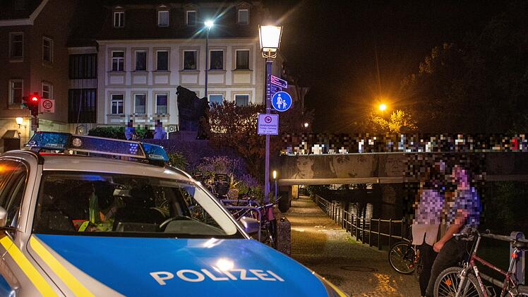 Partybrücke in Bamberg: Alkoholisierter Mann stürzt von Brüstung