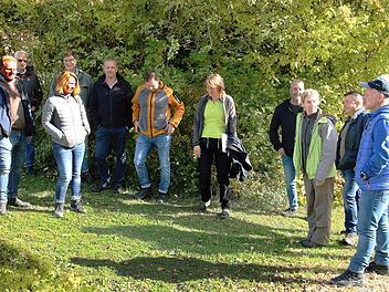 Der Marktgemeinderat Maßbach besichtigt den Gemeindedwald. Die Försterinnen Ute Kerschbaum und Hannah Severin   informieren über den Bestand.