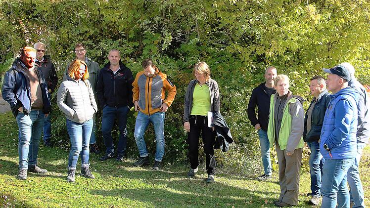 Der Marktgemeinderat Maßbach besichtigt den Gemeindedwald. Die Försterinnen Ute Kerschbaum und Hannah Severin   informieren über den Bestand.