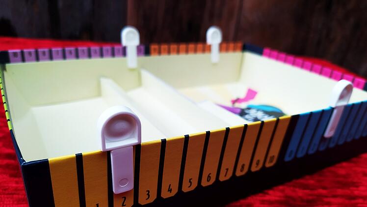 Spiele-Test Less is More: Rezension des kreativen Party-Wortspiels