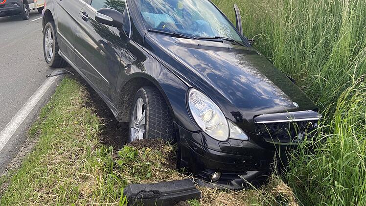 Marktschorgast: Frau (71) bei Autounfall schwer verletzt - Mann (45) begeht gleich mehrere Straftaten