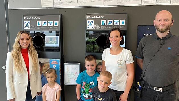 Von links: Regionalverkaufsleiterin Lara Berberich, Kinder des Kindergartens mit Erzieherin Jennifer Brandl und Filialleiter Michael Neuf