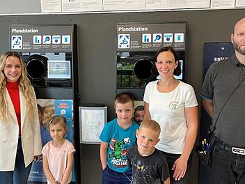 Von links: Regionalverkaufsleiterin Lara Berberich, Kinder des Kindergartens mit Erzieherin Jennifer Brandl und Filialleiter Michael Neuf