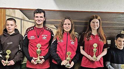 Laurel Schlereth, Philipp Schwarz, Nico Vorndran, Maja Schlereth, Zoey Rathgeber, Anton Schmitt und Jugendwart Achim Vorndran.