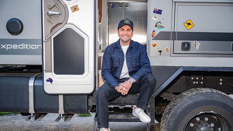 Der M&uuml;nchener Spitzenkoch Ali G&uuml;ng&ouml;rm&uuml;s ist begeistert von der Sch&ouml;nheit Australiens. Es ist sein erster Trip auf den Kontinent "down under". "Es ist noch sch&ouml;ner, als ich es mir vorgestellt habe", offenbart er an einem Strand in Folge eins.