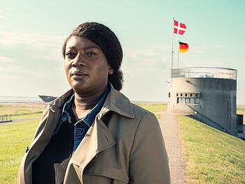 Fallanalystin Gloria Acheampong (Thelma Buabeng) wird vom BKA an die deutsch-d&auml;nische Grenze geschickt, um eine Mordserie aufzukl&auml;ren. "Die Polizistin und die Sprache des Todes" war 2024 der erste Film einer neuen Reihe von Lars Becker ("Nachtschicht"). Film zwei, der noch kommt, spielt in Frankfurt.