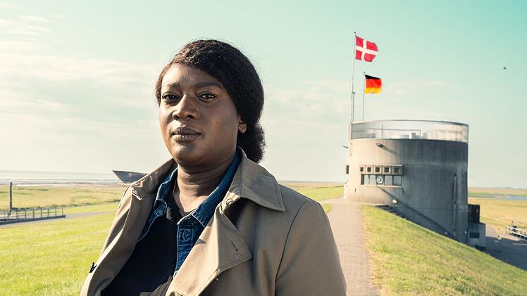 Fallanalystin Gloria Acheampong (Thelma Buabeng) wird vom BKA an die deutsch-d&auml;nische Grenze geschickt, um eine Mordserie aufzukl&auml;ren. "Die Polizistin und die Sprache des Todes" war 2024 der erste Film einer neuen Reihe von Lars Becker ("Nachtschicht"). Film zwei, der noch kommt, spielt in Frankfurt.