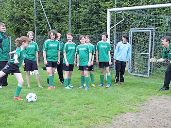 Auch das Torwarttraining ist Bestandteil. Im Bild (von links): Co-Trainer Dominic Schülein, Laura Müller, Bianka Löffler, Veronika Klemm Katty Serfling, Maria Müller, Elisa Hähnlein, Aleyna Karatas, Julia Heinz, Theresa Heinz, Julia Heinz. Im Tor Trainer Thomas Schülein.  Fotos: Veronika Schadeck