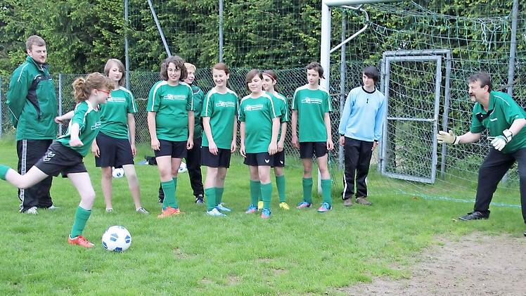 Auch das Torwarttraining ist Bestandteil. Im Bild (von links): Co-Trainer Dominic Schülein, Laura Müller, Bianka Löffler, Veronika Klemm Katty Serfling, Maria Müller, Elisa Hähnlein, Aleyna Karatas, Julia Heinz, Theresa Heinz, Julia Heinz. Im Tor Trainer Thomas Schülein.  Fotos: Veronika Schadeck