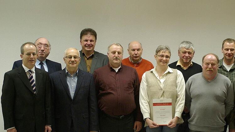 BRK-Kreisvorsitzender Dr. Alexander Siebel und Vize-Bereitschaftsleiter, Gerlad Neupert (v. l.) sowie Kreisgeschäftsführer Thomas Stadler (r.) zeichneten Blutspender aus, die 50- und 75 Mal spendeten.  Fotos: Ehling