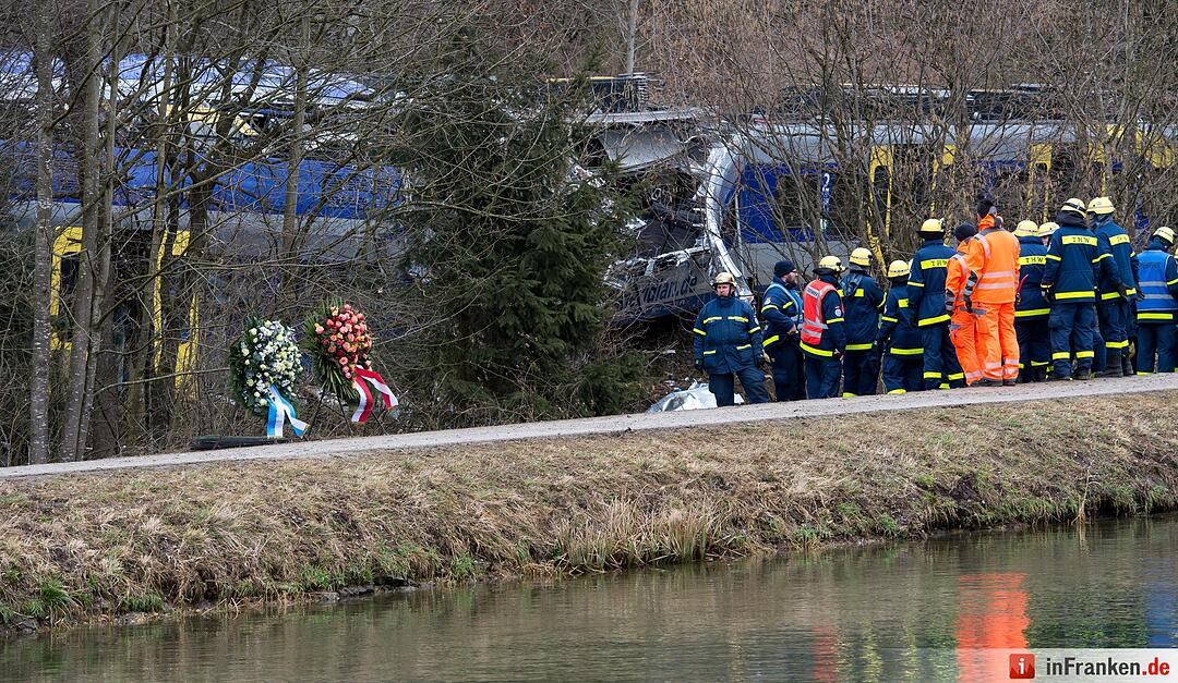 Mitarbeiter des Technischen Hilfswerks haben sich am 10.02.2016 vor der Unfallstelle eines Zugunglücks in der Nähe von Bad Aibling (Bayern) versammelt. Bei dem Unglück waren mindestens zehn Menschen getötet worden, es gab rund 80 Verletzte. Foto: Sven Hoppe/dpa