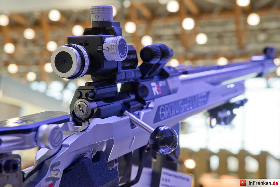 Ein Sportgewehr (R§ RAcer) des Schweizer Sportwaffenherstellers Grünig und Elmigerist am 04.03.2016 während der Jagd- und Sportwaffenmesse IWA OutdoorClassics in Nürnberg (Bayern) am Stand des Unternehmens ausgestellt. Auf der IWA präsentieren bis 7. März mehr als 1400 Aussteller Jagd- und Sportwaffen, Munition, Messer, Outdoor-Bedarf und Zubehör. Foto: Daniel Karmann/dpa
