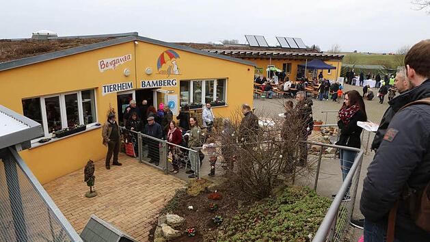 Beim Ostermarkt am Sonntag herrschte auf dem Gel&auml;nde des Tierheims reges Kommen und Gehen. Foto: Barbara Herbst