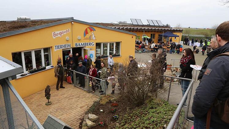 Beim Ostermarkt am Sonntag herrschte auf dem Gelände des Tierheims reges Kommen und Gehen. Foto: Barbara Herbst