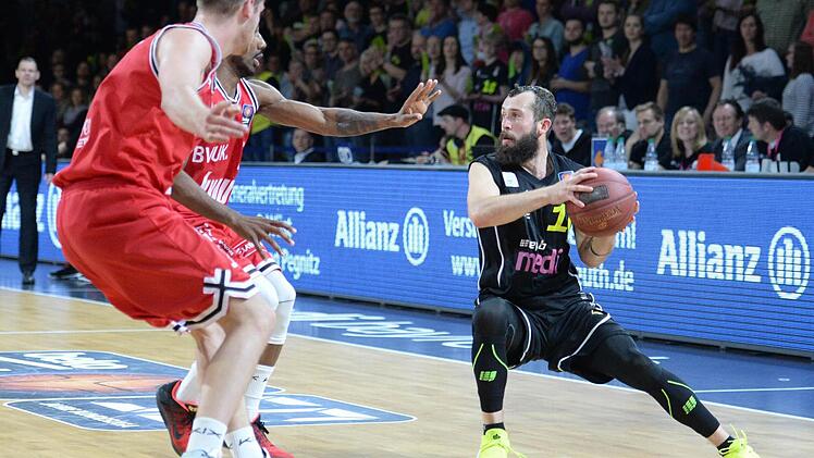 Bastian Doreth (rechts) gegen Dru Joyce und Seth Tuttle. Foto: Peter Mularczyk