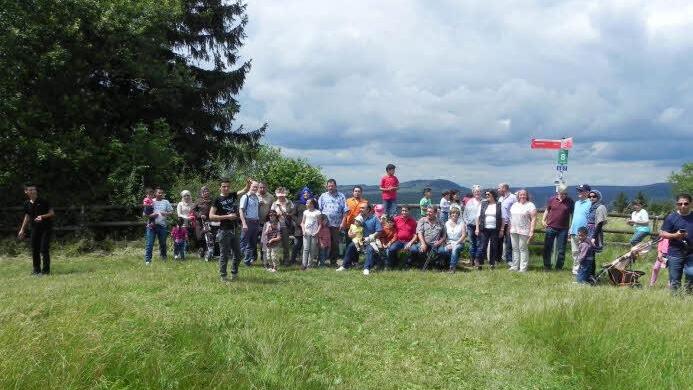 Ehrenamtliche und Asylbewerber wanderten gemeinsam zum Berghaus Rhön. Foto: Sebastian Schmitt-Mathea