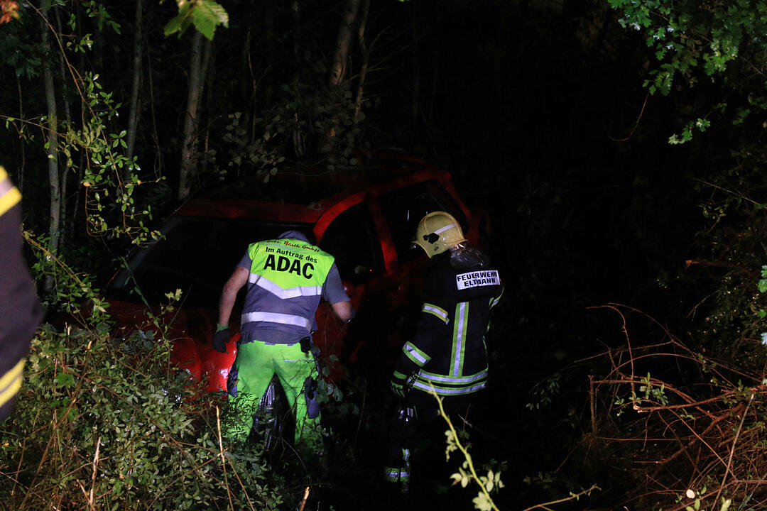 Auto landet bei Roßstadt im Unterholz