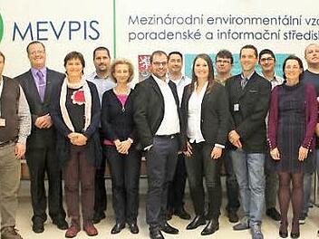 Die Vertreter der Karpfenregionen aus Deutschland, Österreich, Tschechien und Ungarn in der Fakultät für Fischerei und Wasserschutz, Universität Süd-Böhmen, Vodnany. In der ersten Reihe, Dritter von rechts, ist Projektleiter Jiri Kolecek zu sehen. Links davon die beiden Karpfenland-Aischgrund-Teilnehmer Regina Dukart und Christian Enz.  Foto: pr