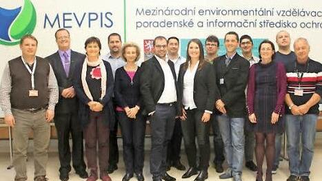 Die Vertreter der Karpfenregionen aus Deutschland, Österreich, Tschechien und Ungarn in der Fakultät für Fischerei und Wasserschutz, Universität Süd-Böhmen, Vodnany. In der ersten Reihe, Dritter von rechts, ist Projektleiter Jiri Kolecek zu sehen. Links davon die beiden Karpfenland-Aischgrund-Teilnehmer Regina Dukart und Christian Enz.  Foto: pr