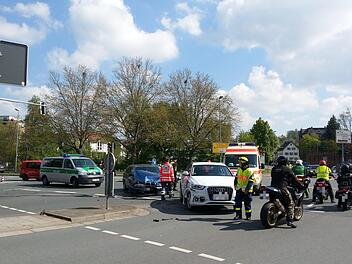 In Kulmbach ist es während der Sternfahrt zu einem Auffahrunfall an einer Kreuzung gekommen. Die Motorradfahrer mussten längere Wartezeiten in Kauf nehmen. Fotos: Peter Müller