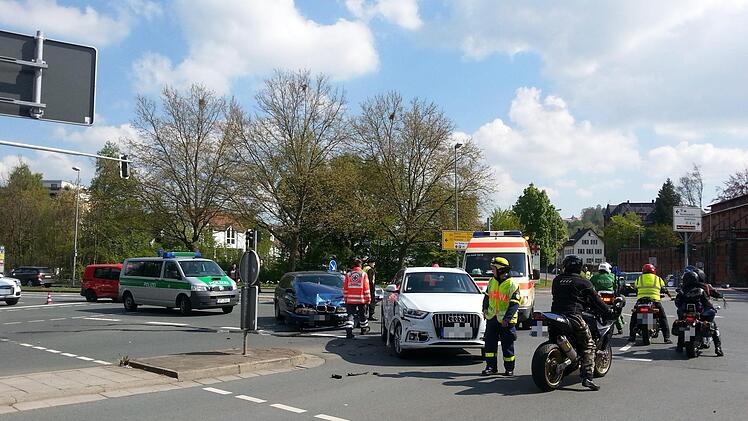In Kulmbach ist es während der Sternfahrt zu einem Auffahrunfall an einer Kreuzung gekommen. Die Motorradfahrer mussten längere Wartezeiten in Kauf nehmen. Fotos: Peter Müller