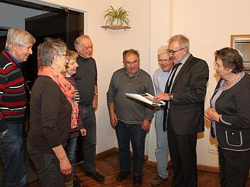 Helmut Krämer im Gespräch mit Senioren. Foto: Carmen Schwind