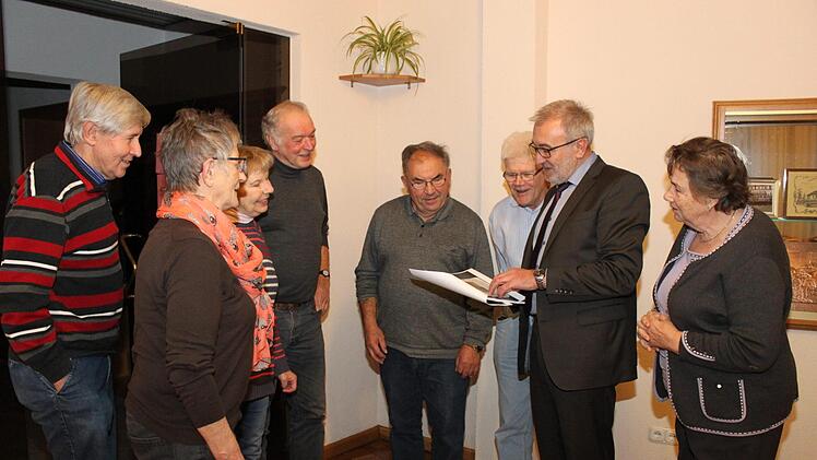 Helmut Krämer im Gespräch mit Senioren. Foto: Carmen Schwind