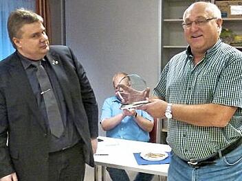 Heinz Laubenzeltner vom Schachklub Marktleugast (rechts) wurde mit dem Ludwig-Schirner-Ehrenpreis des Schachbezirks Oberfranken ausgezeichnet. Die Trophäe wurde von Bezirksvorsitzendem Ingo Thorn (links) übergeben. Foto: Oswald Purucker