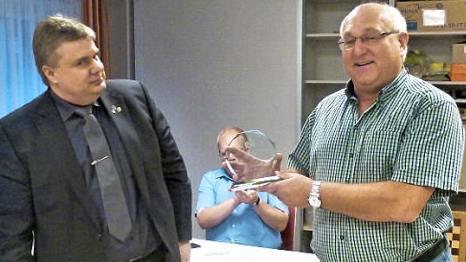 Heinz Laubenzeltner vom Schachklub Marktleugast (rechts) wurde mit dem Ludwig-Schirner-Ehrenpreis des Schachbezirks Oberfranken ausgezeichnet. Die Trophäe wurde von Bezirksvorsitzendem Ingo Thorn (links) übergeben. Foto: Oswald Purucker