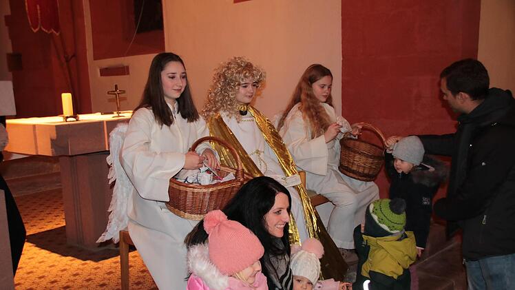 Besuch vom Christkind gab es beim Adventsmarkt.Elisabeth Assmann