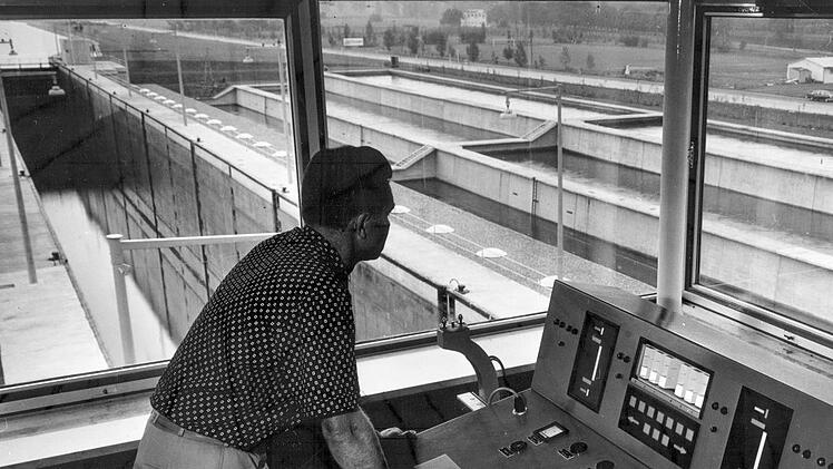 Die Schleuse Bamberg bei ihrer Er&ouml;ffnung 1967 - enormer technischer Aufwand sollte den neuen Kanal f&uuml;r den europ&auml;ischen Handel fit machen.  Foto: privat