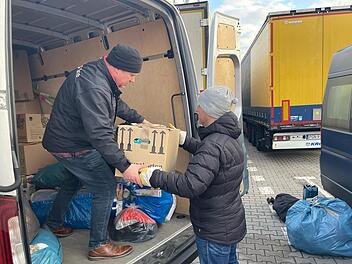 Ronny Metzner (links) hilft beim Umladen der Hilfsgüter aus dem defekten Transporter.