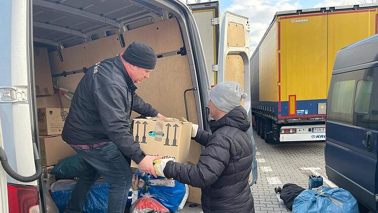 Ronny Metzner (links) hilft beim Umladen der Hilfsgüter aus dem defekten Transporter.